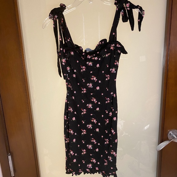 PrettyLittleThing Dresses & Skirts - NWT! PrettyLittleThing DITSY FLORAL BODYCON DRESS